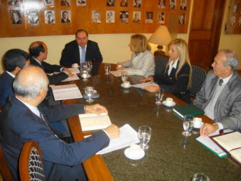 La doctora Pucheta en reunión con el ministro de Hacienda César Barreto