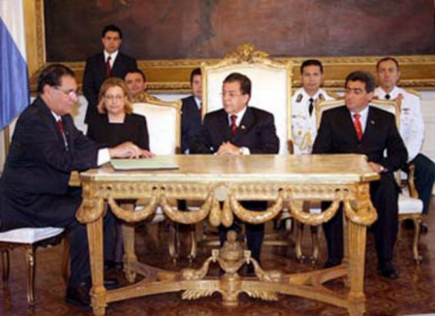 Momento de la firma de juramento de Libio Florentin como nuevo ministro el interior. Participó la Presidenta de la Corte Suprema.