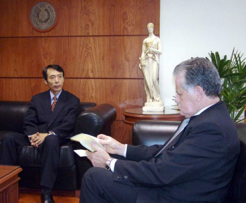 El Presidente de la Corte Víctor Núñez en conversación con el embajador de Corea Joo Teca Kim