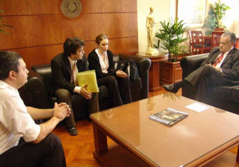 momento de la reunión de las victimas del Ycuá Bolaños con el presidente de la Corte, doctor Víctor Núñez.