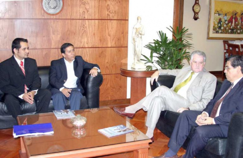 Dr. Víctor Núñez en reunión con miembros de la Setama 