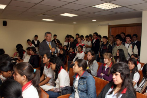 El juez Pedro Mayor Martínez dialogando con los estudiantes de Cascabel Brasil