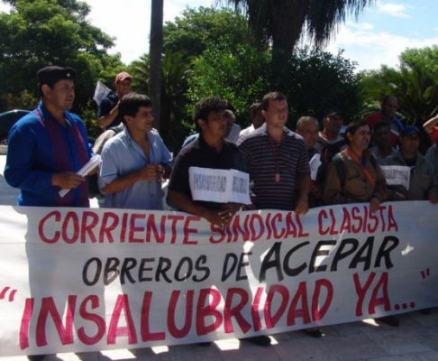 Representantes del Sindicato de Trabajadores de Acepar manifestandose frenta al Poder Judicial.