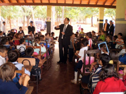 El defensor público, Juan Andrés Acosta, en el momento de charlar con los niños