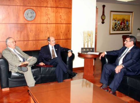 El doctor Pedro Vuscovic se reunió con el presidente de la Corte, doctor Antonio Fretes y con el ministro Miguel Oscar Bajac. 