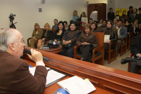 El ministro de la Corte, doctor Oscar Bajac dirigiéndose a los presentes durante la audiencia pública.