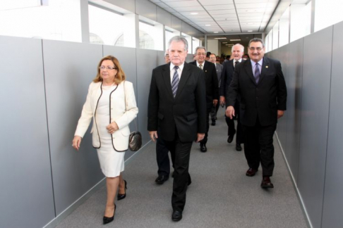 Ministros de la Corte hacen la primera caminata en el puente inaugurado