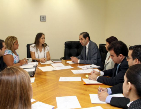 Momento de la reunión entre representantes de la Corte Suprema y del Ministerio de Relaciones Exteriores