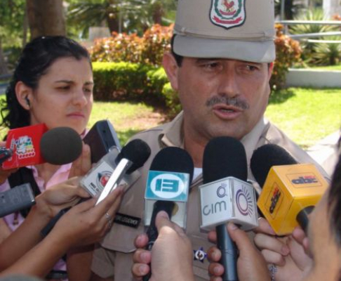 El comisario Pedro Leguizamón, de la guardia judicial durante las  explicaciones que dio a los medios