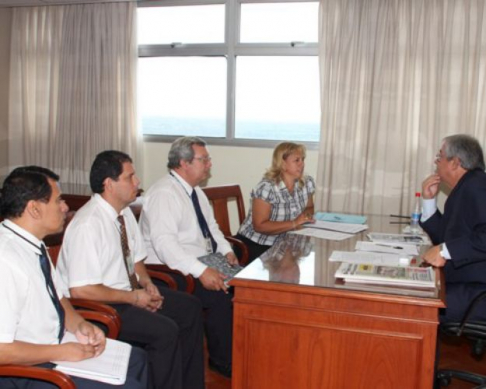 El Presidente de la Corte conversando con los dirigentes del Sindicato de Funcionarios Judiciales del Paraguay.