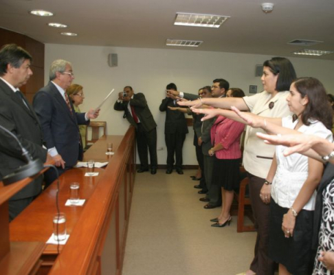 Agentes Fiscales durante el juramento presidido por el presidente de la Corte, doctor Raúl Torres Kirmser