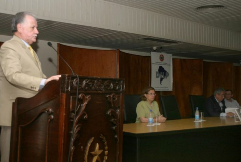 El ministro de la Corte Suprema de Justicia, doctor Víctor Núñez, duranta la presentación de la revista 