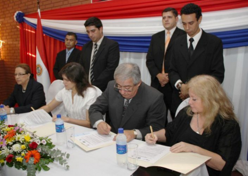 Durante la firma de convenio entre la Corte Suprema, MEC y Colegio de Escribanos