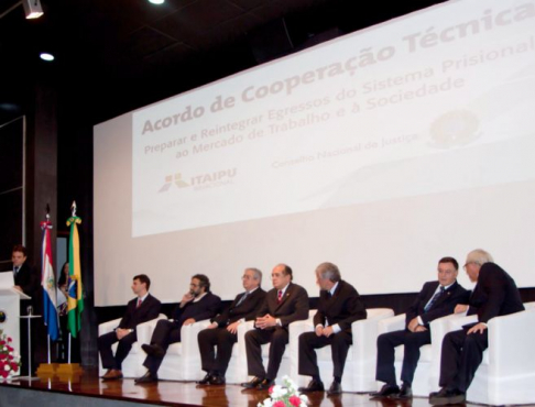 Imagen de la firma del acuerdo con la presencia del presidente de la Corte Suprema de Justicia, José Raúl Torres Kirmser.