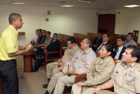El suboficial colombiano Yerckinson Toncel estuvo a cargo de desarrollar el curso para encargados de seguridad del Poder Judicial.