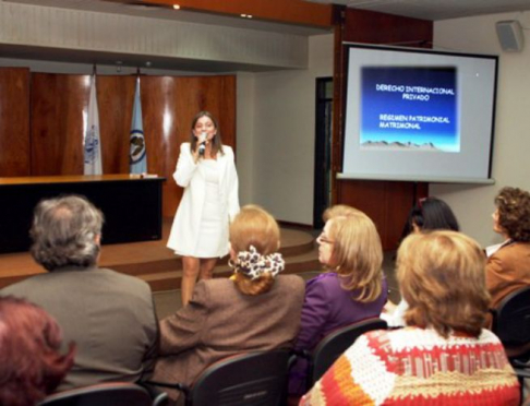 La doctora argentina Mariel Molina De Juan durante su exposición