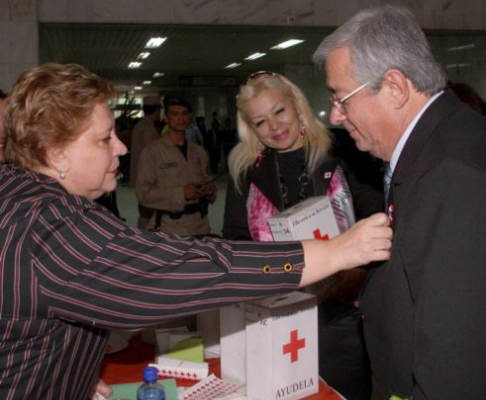 El presidente de la Corte Suprema de Justicia, doctor Raúl Torres Kimrser, se acercó a la mesa petitoria para entregar su donación.