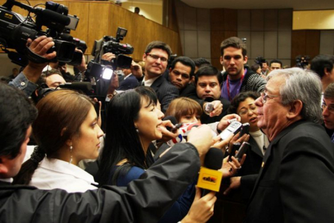 El presidente de la Corte, doctor Raúl Torres Kirmser hablando con los periodistas en el Congreso nacional 