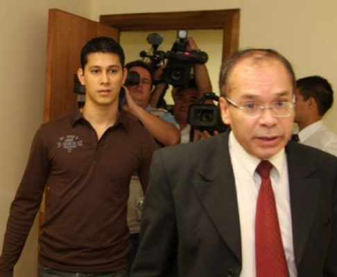 Guillermo Benitez el ex cadete militar llegando a la audiencia para la imposicion de medidas con el juez de Ejecución Isacio Cuevas.
