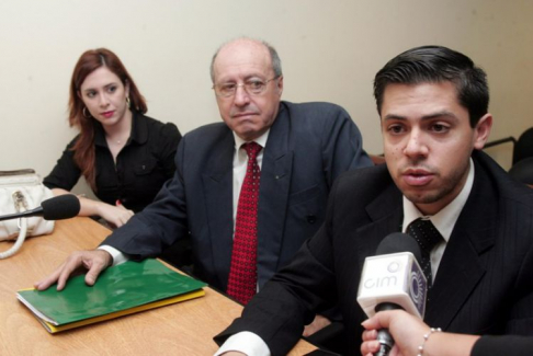 Magalí Sosa, junto a su padre y su abogado durante la audiencia de conciliación.