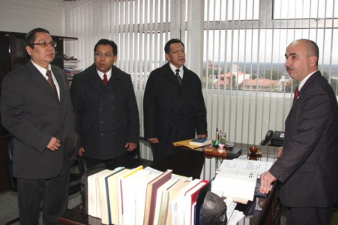 Momento en que el juez Penal de Garantías Pedro Mayor Martínez recibe a los fiscales mexicanos