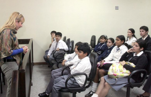 La magistrada María Doddy Báez brindó a los estudiantes una breve explicación del desarrollo de un juicio oral