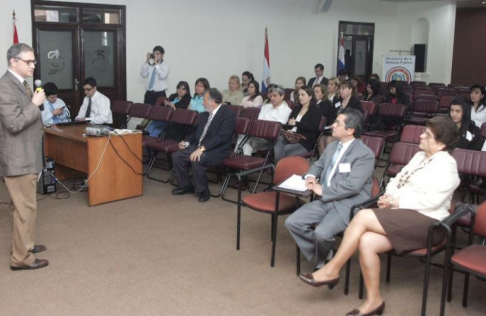 El doctor Juan Carlos Mendonça durante la exposicion en el IV Congreso de la Defensa Pública