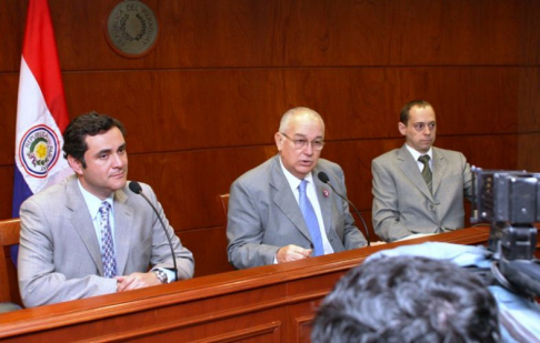 El ministro Miguel Oscar Bajac durante la conferencia de prensa, en compañía de los profesores Remberto Valdés y Francisco Segura de la Universidad Concepción de Chile. 