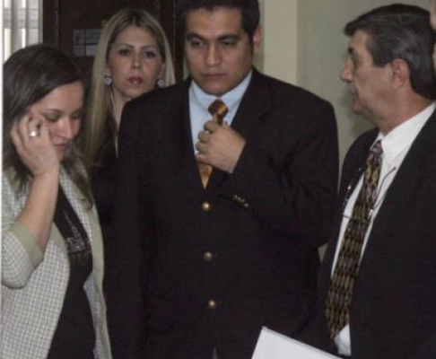 Hortensia Morán, su abogado Oscar Tuma, el abogado del presidente Marcos Fariña y la jueza Ana Ovelar tras conocerse el resultado del análisis laboratorial.
