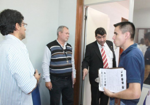 El juez Penal de Ejecución Carlos Escobar durante su visita al Penal de Tacumbú