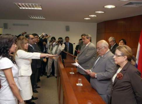 Los ministros de la Corte Suprema de Justicia, Sindulfo Blanco, Antonio Fretes y Alicia Pucheta de Correa durante el juramento de jueces