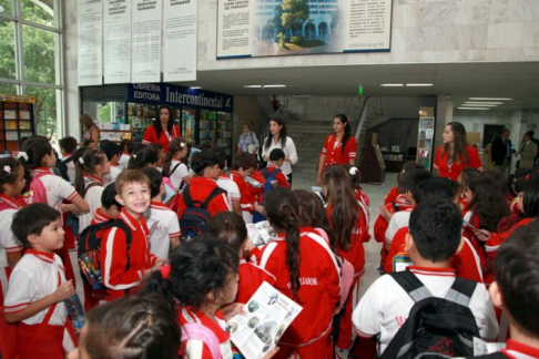 Alumnos y alumnas del Colegio Maria Auxiliadora ingresando al Palacio de Justicia de Asunción.