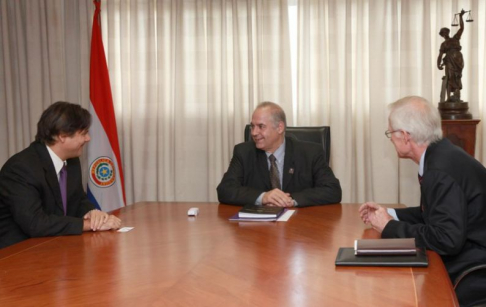 El presidente de la Corte Suprema de Justicia, doctor Luís María Benítez Riera recibió en su despacho al representante de la Cámara de Comercio Paraguayo-Americana, Luís Breuer.