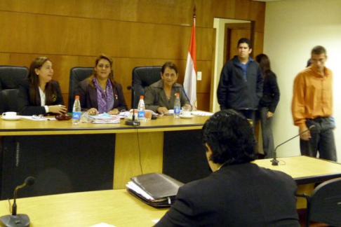 El Tribunal de Sentencia encargado de la causa estuvo conformado por los jueces María Nunila González, Mesalina Fernández y María Esther Fleitas 