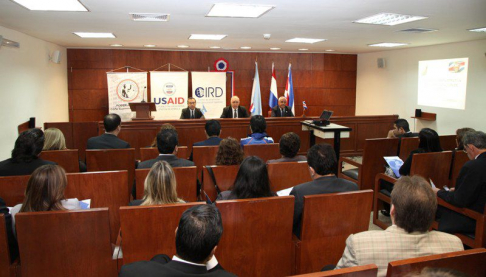 La conferencia se desarrolló en la sala de Conferencias del noveno piso de la torre Norte del Poder Judicial.