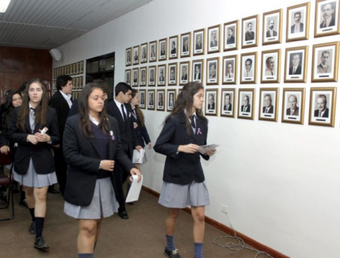 Alumnos observando la exposición de la galeria de fotografias de ex presidentes de la Corte Suprema de Justicia