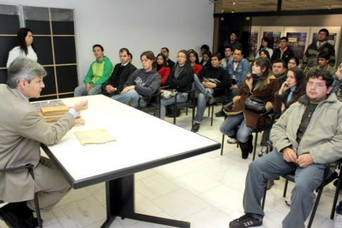 El doctor Agustín Fernández dió una breve reseña histórica sobre la justicia en Paraguay a los universitarios.