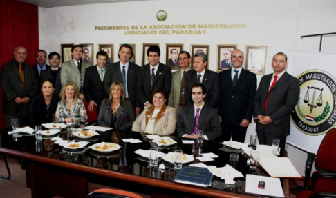 Los Defensores fueron recibidos por el presidente del gremio, doctor Gustavo Santander Dans.