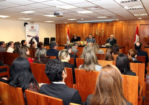 Durante la conferencia que fue dictada por el doctor Carlos Mesia, titular del Tribunal Constitucional de Perú
