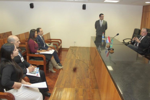 Ministro Victor Nuñez, dialogó con servidores judiciales del Brasil