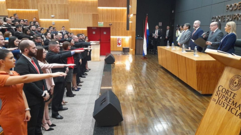 Ministro Diesel tomó juramento de 80 nuevos abogados en Ciudad del Este.