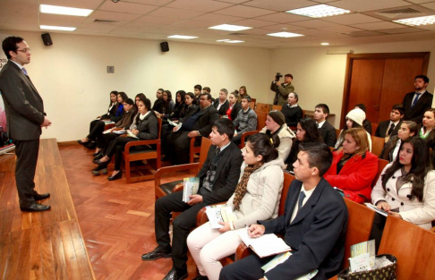 Alumnos participaron de la charla en el salón de conferencias del Palacio de Justicia de Asunción.