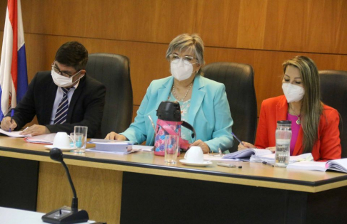El Tribunal de Sentencia de la Capital conformado por Blanca Gorostiaga (presidenta), Lourdes Peña y Manuel Aguirre, lleva adelante el primer juicio de comiso autónomo