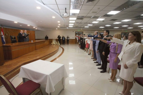 El presidente de la Corte Suprema de Justicia, doctor César Diesel Junghanns y el ministro, doctor Luis María Benítez Riera, tomaron juramento de rigor a 16 magistrados.