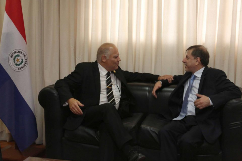 El presidente de la Corte, doctor Luis María Benítez Riera, recibió la visita del embajador de Argentina, Eduardo Zuai.
