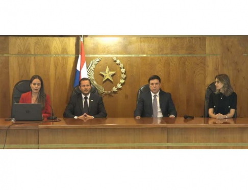 El ministro de la CSJ, Alberto Martínez Simón, acompañado de la directora de la Propiedad Intelectual, Gabriela Talavera, y los representantes de ASIPI y APAPI, Lorena Mersán y Juan Fremiort.
