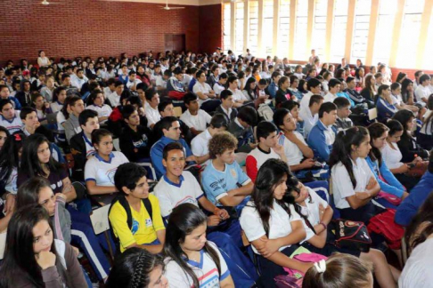 Unos 1.000 alumnos del Colegio Nacional Dr. Raúl Peña participaron de la campaña "Educando en Justicia".