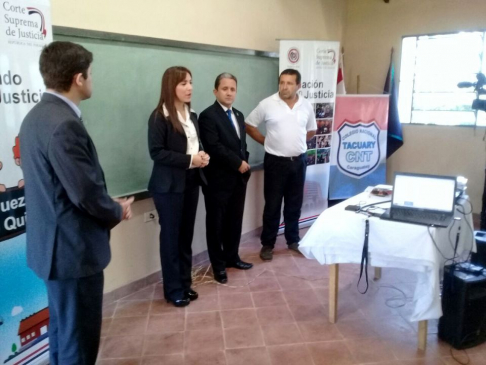 La licenciada Amada Herrera, de la Secretaría de Educación en Justicia de la Corte Suprema de Justicia, dio la bienvenida a los jóvenes y al profesor doctor Víctor Fretes Ferreira.