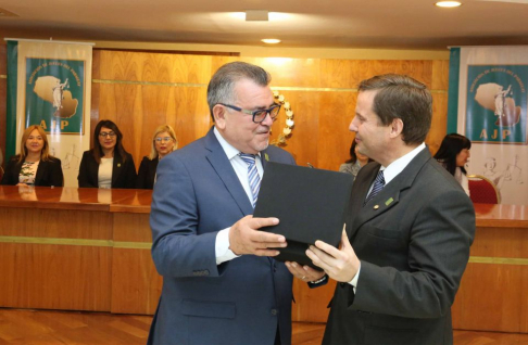 Delio Vera Navarro hizo entrega de la placa de distinción al ministro Martínez Simón.