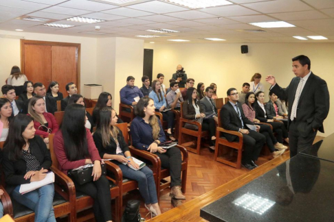 Los universitarios también dialogaron con el juez del fuero Laboral doctor Jorge Barboza que en una breve exposición explicó sobre los conflictos en ese ámbito.